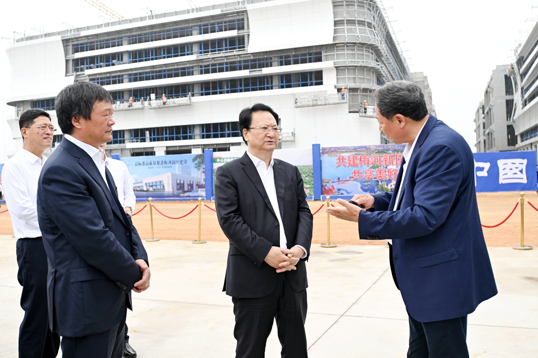 9月9日，省委書(shū)記景俊海到梅河口市調研，在梅河皓月肉牛產(chǎn)業(yè)綜合加工項目現場(chǎng)詳細了解肉牛養殖、加工、交易全產(chǎn)業(yè)鏈運行情況。.png